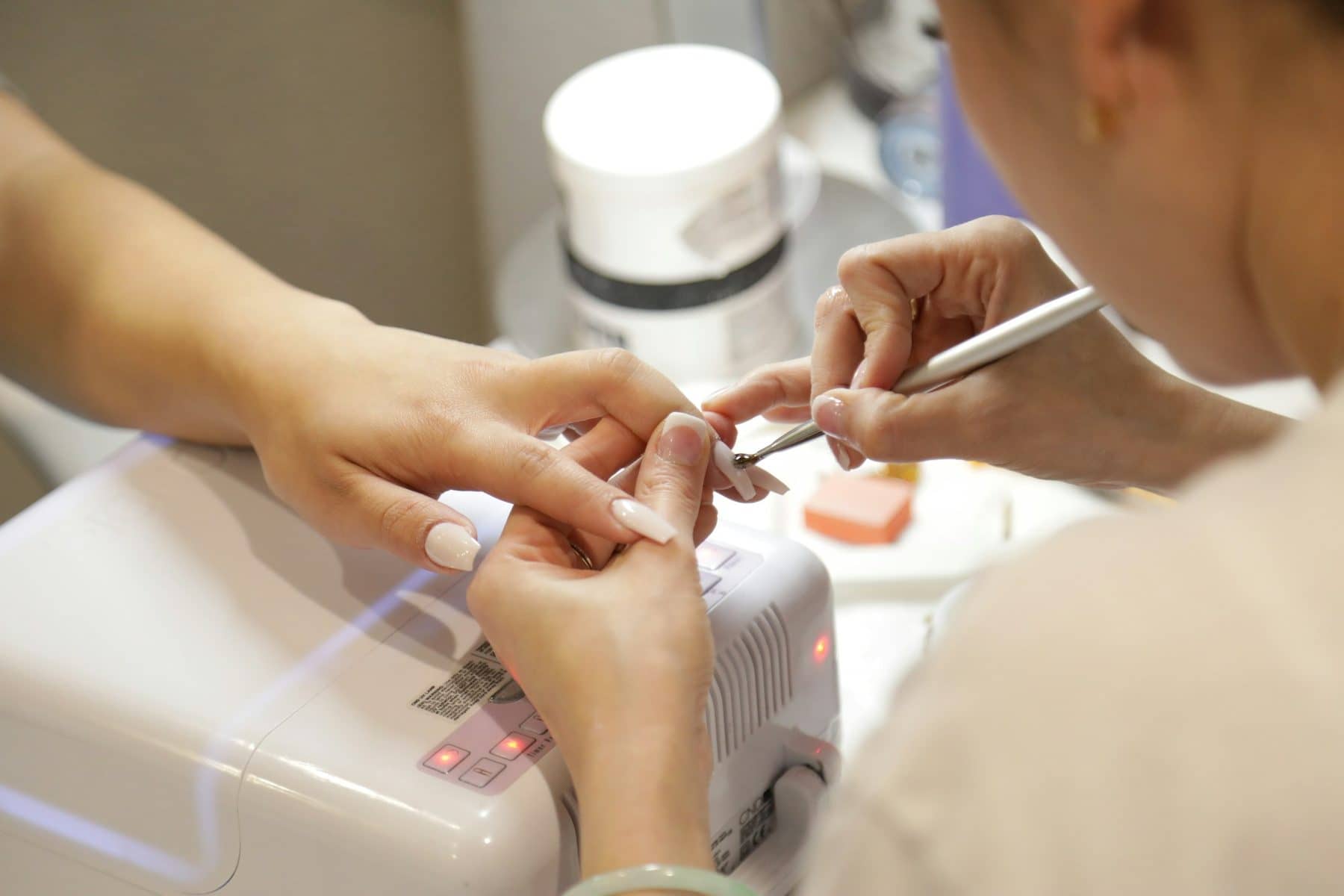 Mbjellje thonjsh në proces